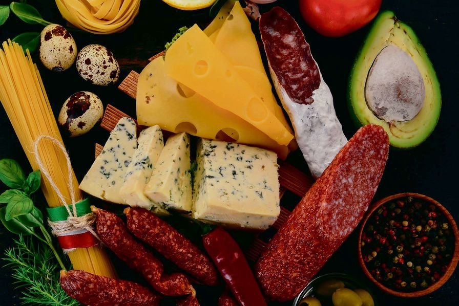 Table italienne conviviale avec produits frais italiens authentiques