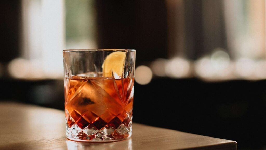 Verres de Spritz et Negroni, apéritifs italiens traditionnels
