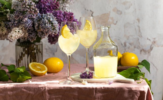 Bouteilles de limoncello, grappa et amaro, digestifs italiens authentiques
