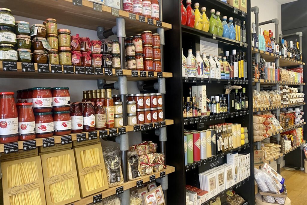Sélection de produits italiens artisanaux en épicerie fine