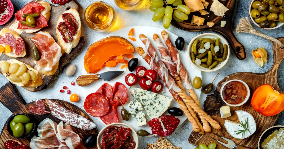 Plateau de charcuterie italienne artisanale jambon de Parme et salami